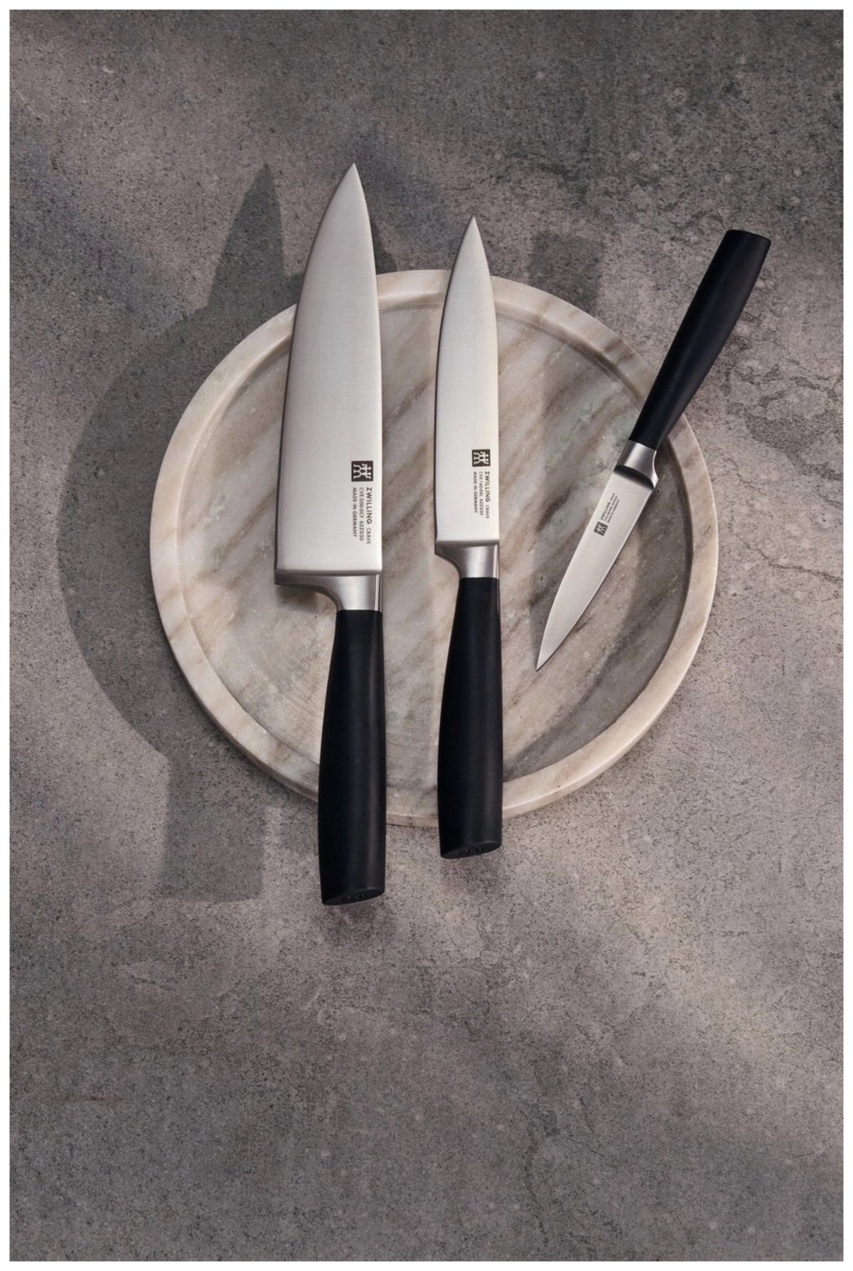 Zwilling Crave Schälmesser 10cm mit kurzer, spitzer Klinge und ergonomischem Griff, mehrfarbig, aufgenommen auf neutralem Hintergrund.