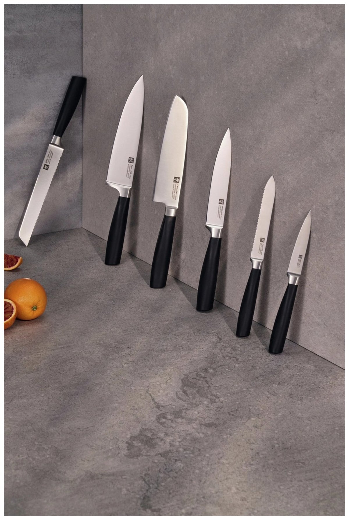 Zwilling Crave Schälmesser 10cm mit kurzer, spitzer Klinge und ergonomischem Griff, mehrfarbig, aufgenommen auf neutralem Hintergrund.
