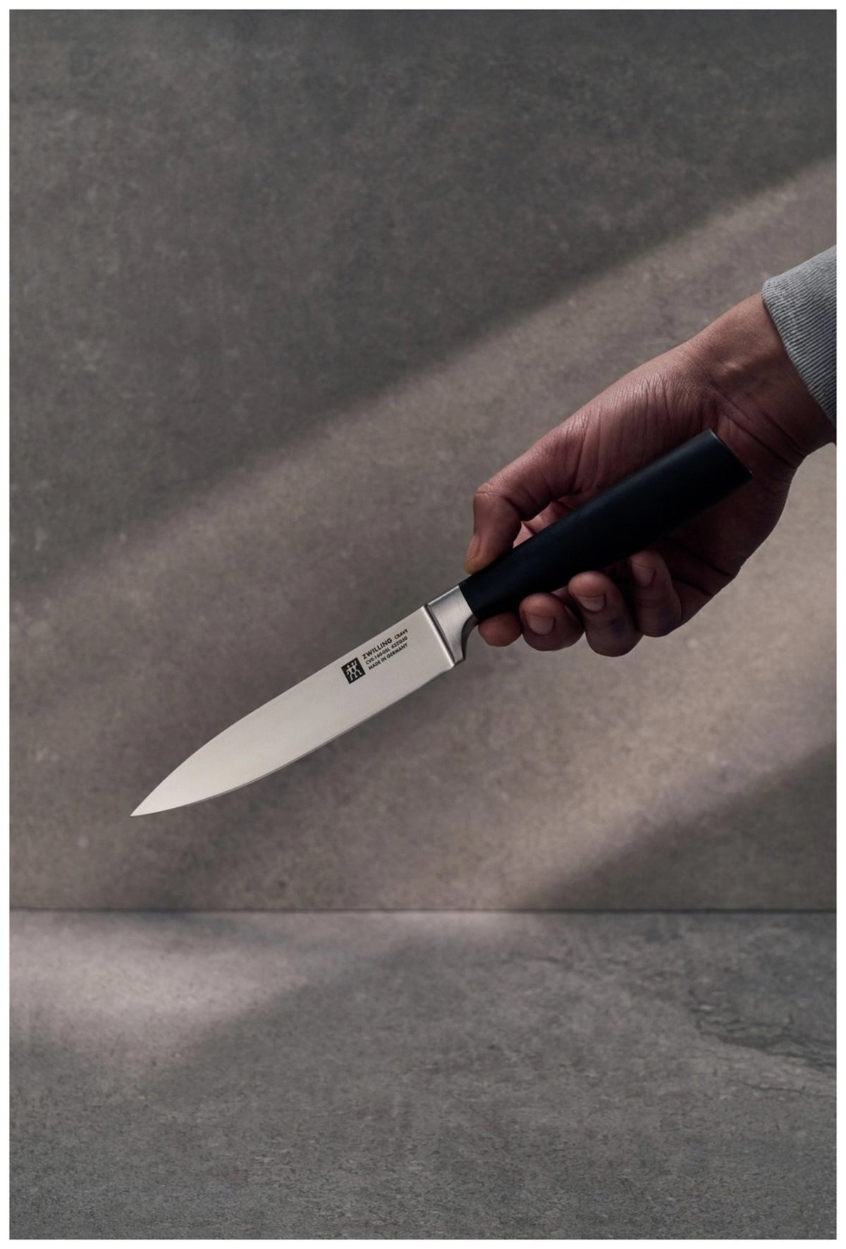 Mehrfarbiges Zwilling Crave Tranchiermesser mit 18cm langer Klinge, ergonomischem Griff und ausbalanciertem Kropf, hergestellt in Solingen.