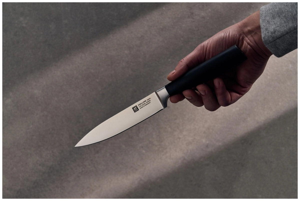 Mehrfarbiges Zwilling Crave Tranchiermesser mit 18cm langer Klinge, ergonomischem Griff und ausbalanciertem Kropf, hergestellt in Solingen.
