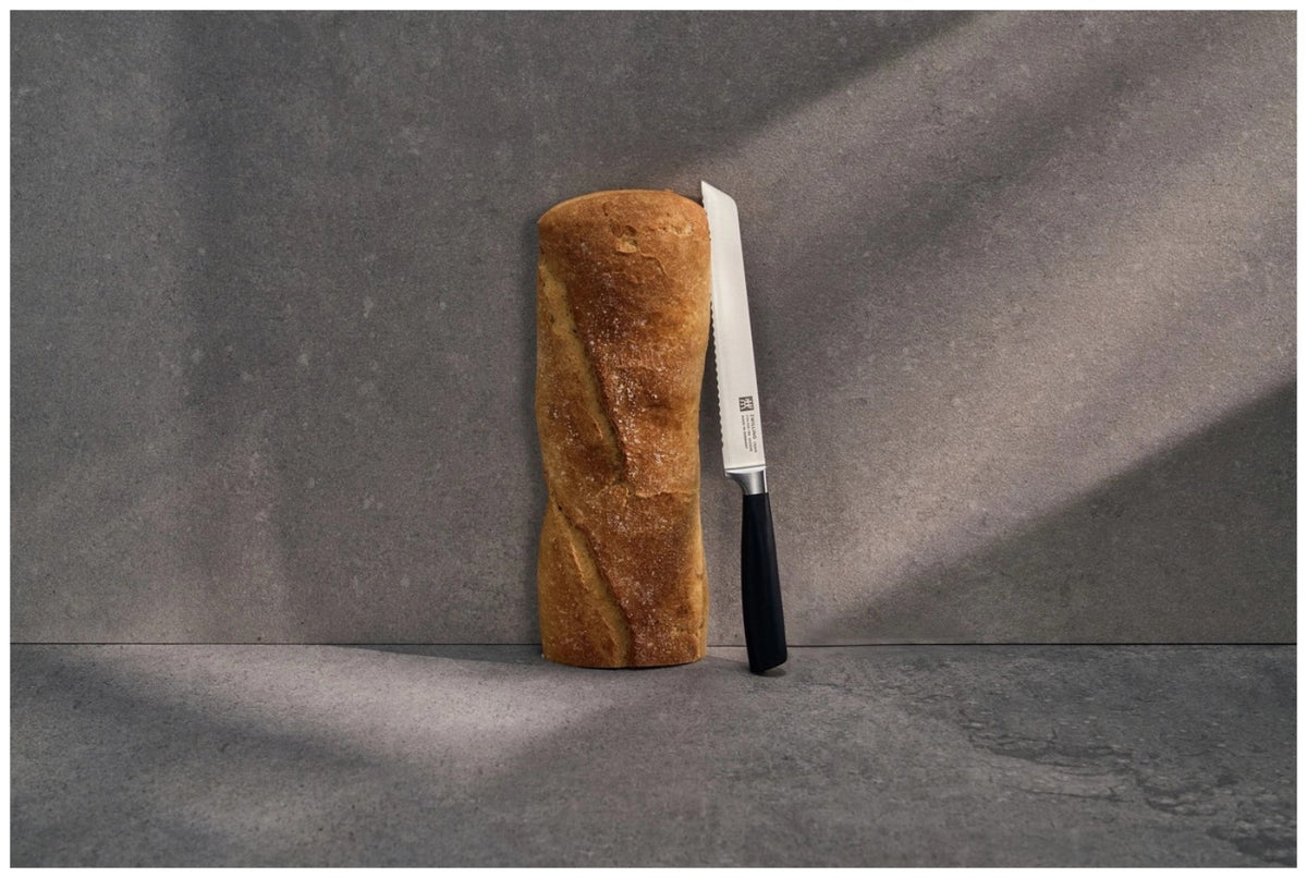 Zwilling Crave Brotmesser 20cm mit gewelltem Klingenschliff, ergonomischem Griff und ausbalanciertem Kropf, mehrfarbige Ausführung.