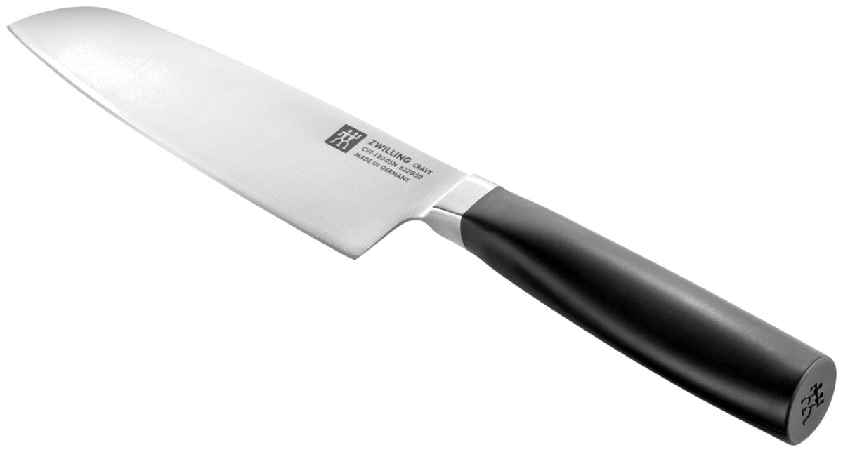 Foto des Zwilling Crave Santoku 18cm Küchenmessers mit mehrfarbigem Design, eisgehärteter Klinge und ergonomisch geformtem Griff, freigestellt auf hellem Hintergrund.