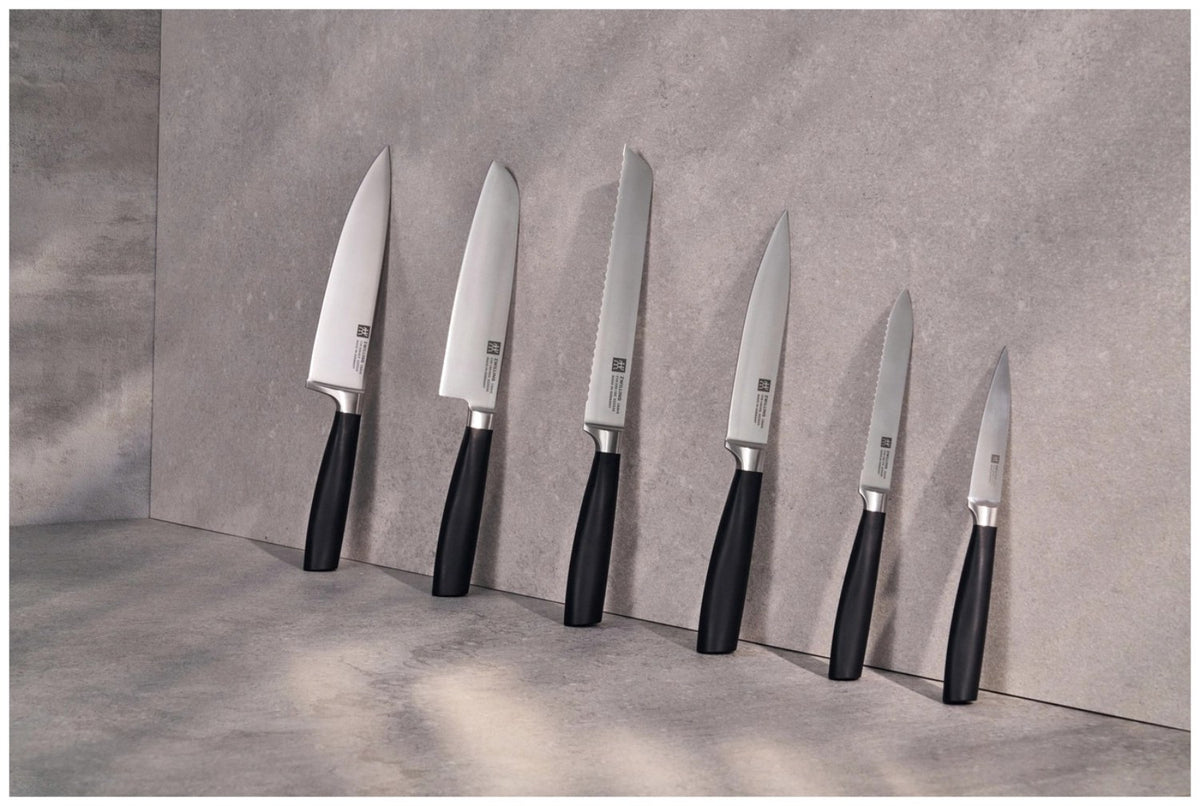 Foto des Zwilling Crave Santoku 18cm Küchenmessers mit mehrfarbigem Design, eisgehärteter Klinge und ergonomisch geformtem Griff, freigestellt auf hellem Hintergrund.