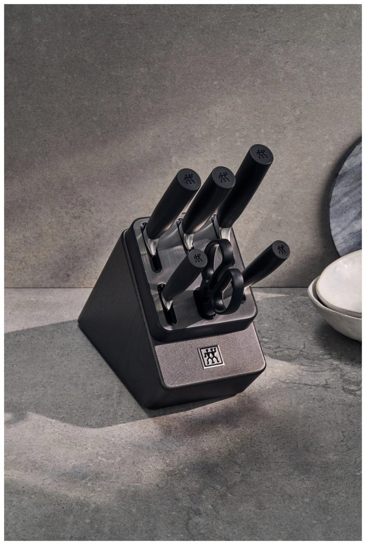 Schwarzer Kunststoff-Messerblock von Zwilling mit fünf eingesteckten Messern und einer Schere, Modell Crave, 7-teilig.