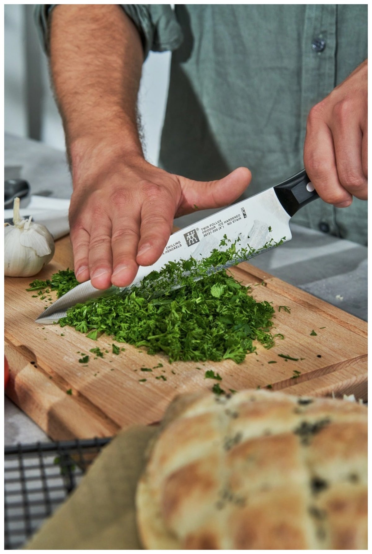 Zwilling Signature Kochmesser mit 20 cm langer Edelstahlklinge und schwarzem Griff im Drei-Nieten-Design, freigestellt fotografiert.