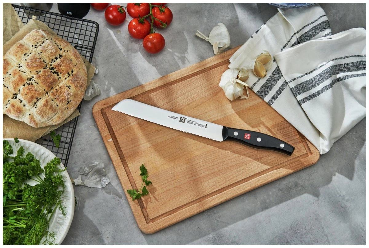 Zwilling Signature Brotmesser mit 20 cm langer Wellenschliff-Klinge aus Edelstahl und ergonomischem Griff im Drei-Nieten-Design, mehrfarbig.