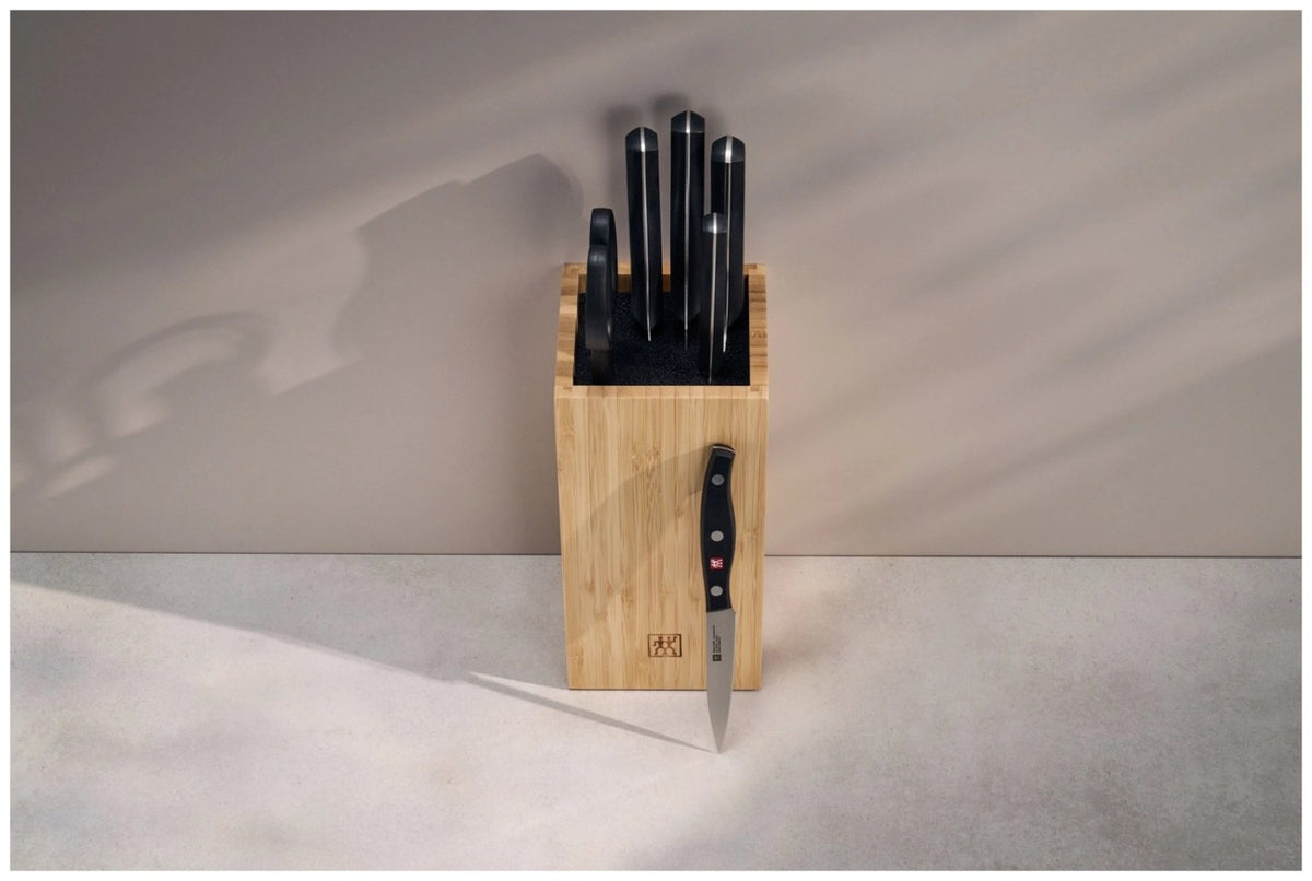 Zwilling Signature Messerblock aus Birkenholz mit fünf Edelstahlmessern, Vielzweckschere und Tranchiermesser, Griffe im Drei-Nieten-Design.