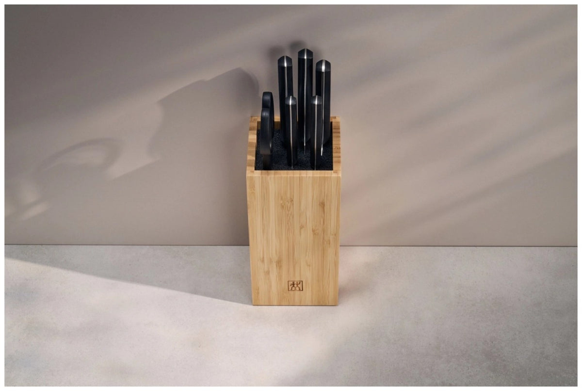 Zwilling Signature Messerblock aus Birkenholz mit fünf Edelstahlmessern, Vielzweckschere und Tranchiermesser, Griffe im Drei-Nieten-Design.