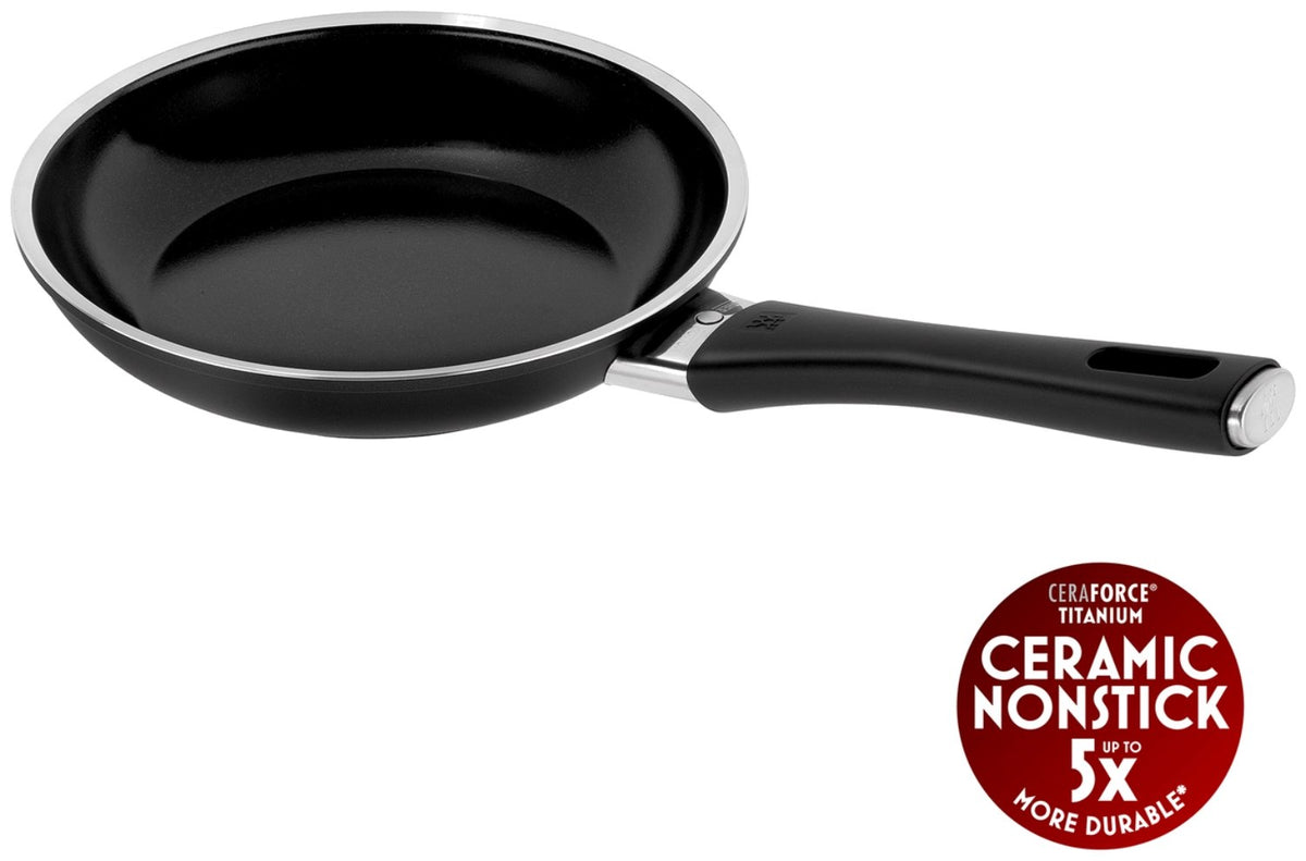 Schwarze Aluminium-Bratpfanne von Zwilling mit 20 cm Durchmesser, Antihaft-Keramikbeschichtung und flachem Induktionsboden.