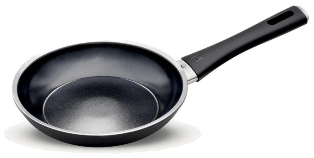 Schwarze Aluminium-Bratpfanne von Zwilling mit 20 cm Durchmesser, Antihaft-Keramikbeschichtung und flachem Induktionsboden.