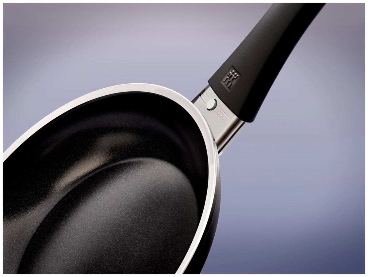 Schwarze Aluminium-Bratpfanne von Zwilling mit 20 cm Durchmesser, Antihaft-Keramikbeschichtung und flachem Induktionsboden.