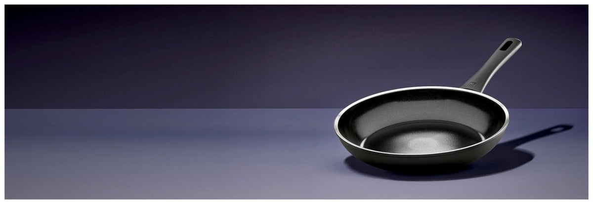 Schwarze Bratpfanne aus Aluminium mit Keramikbeschichtung, rundem Boden und Griff, Modell Lumotion 28cm von Zwilling