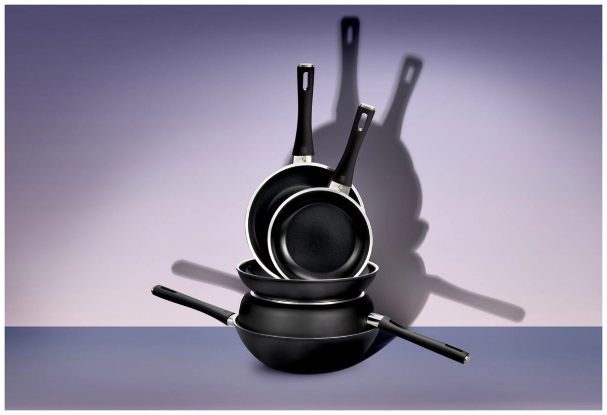 Schwarze Bratpfanne aus Aluminium mit Keramikbeschichtung, rundem Boden und Griff, Modell Lumotion 28cm von Zwilling