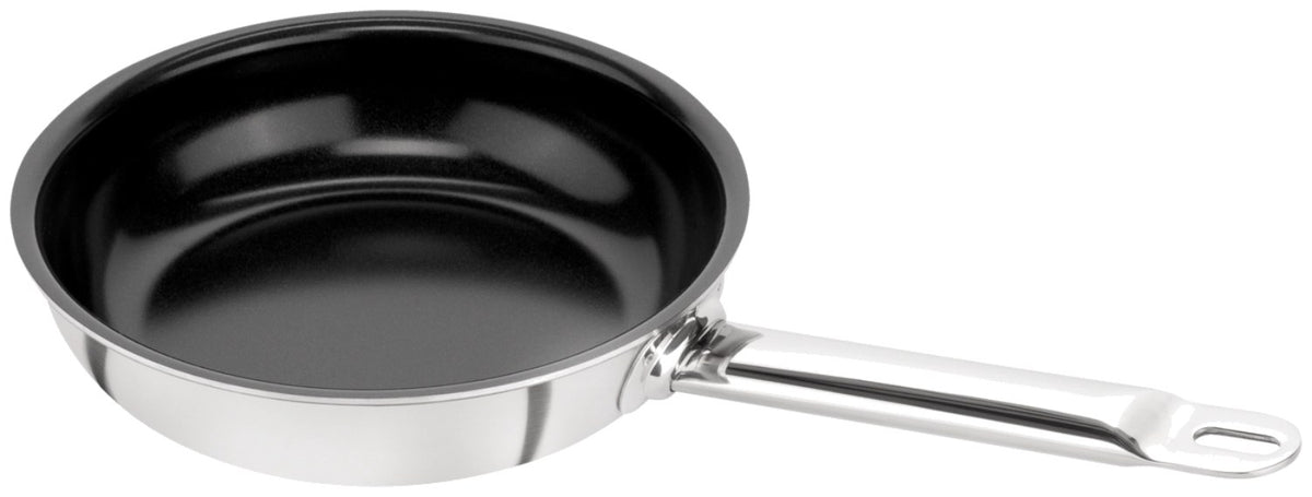 Zwilling PRO Bratpfanne mit 20 cm Durchmesser, silberfarbenem Edelstahlkörper und schwarzer Keramik-Antihaftbeschichtung im Innenbereich der Pfanne.
