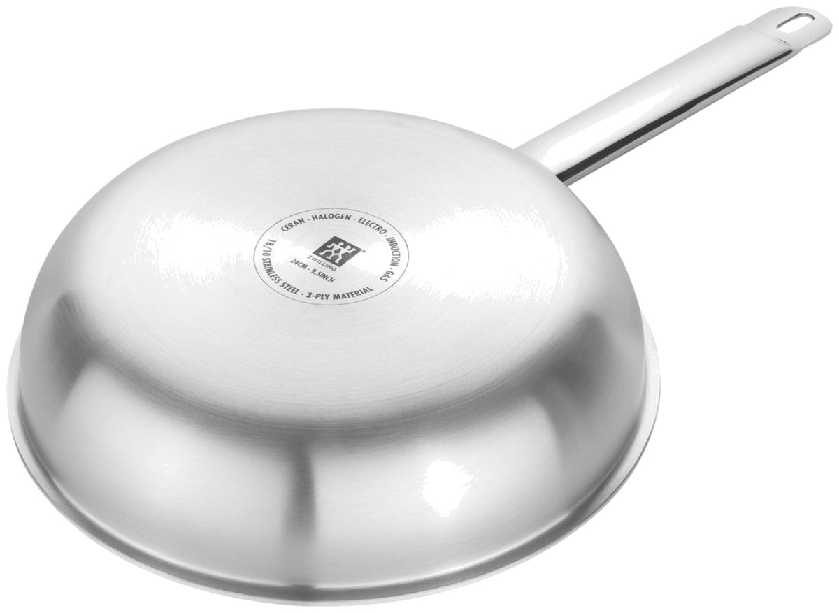 Edelstahl-Bratpfanne von Zwilling mit keramischer Antihaftbeschichtung, rundem Boden und einem Durchmesser von 24 cm, mehrfarbig schimmernde Oberfläche.