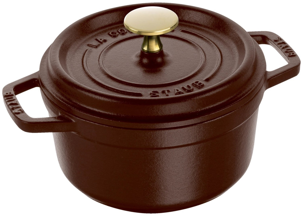 Runde Staub Cocotte aus Gusseisen in der Farbe Chocolat (Braun), 16 cm Durchmesser, mit Deckel und Tropfenstruktur, Frontalansicht.