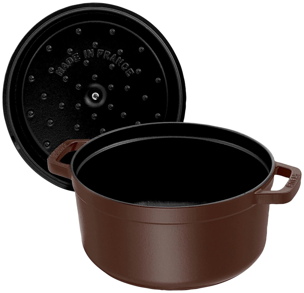 Runde Staub Cocotte aus Gusseisen in der Farbe Chocolat (Braun), 16 cm Durchmesser, mit Deckel und Tropfenstruktur, Frontalansicht.