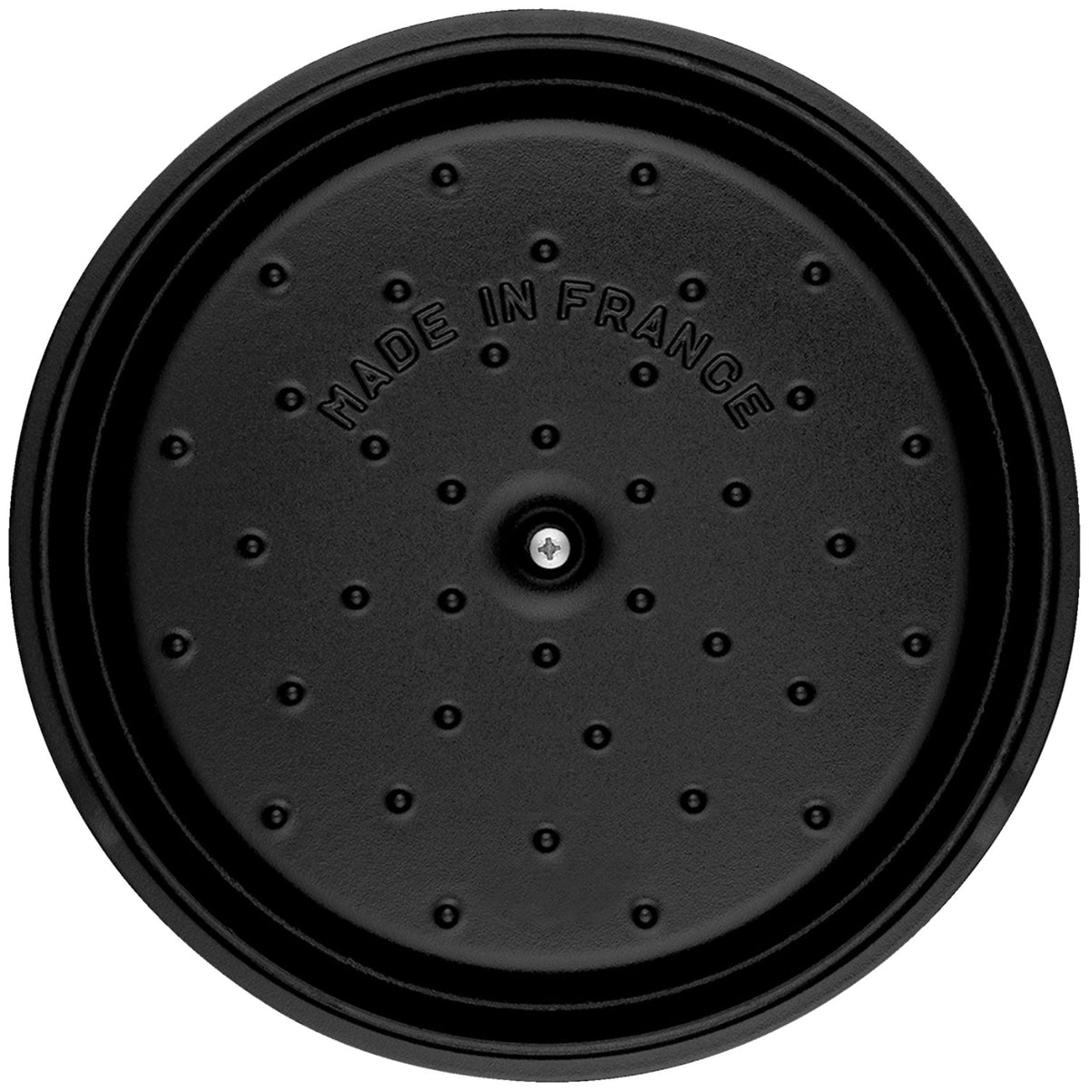 Runde Staub Cocotte aus Gusseisen in der Farbe Chocolat (Braun), 16 cm Durchmesser, mit Deckel und Tropfenstruktur, Frontalansicht.