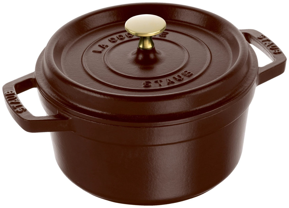 Runde Staub Cocotte aus Gusseisen in der Farbe Chocolat, 18 cm Durchmesser, mit Deckel und Griff, auf neutralem Hintergrund fotografiert.