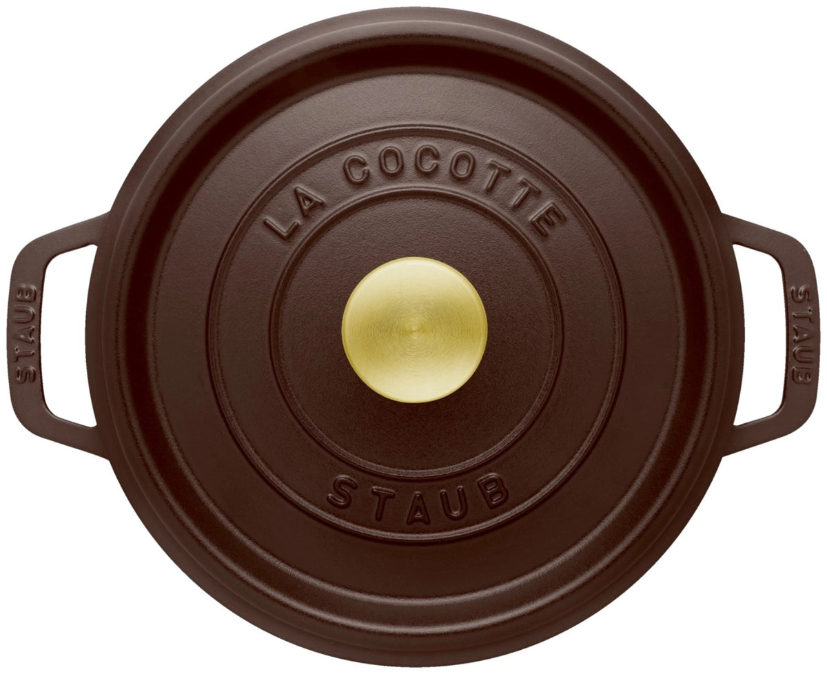 Runde Staub Cocotte aus Gusseisen in der Farbe Chocolat, 18 cm Durchmesser, mit Deckel und Griff, auf neutralem Hintergrund fotografiert.