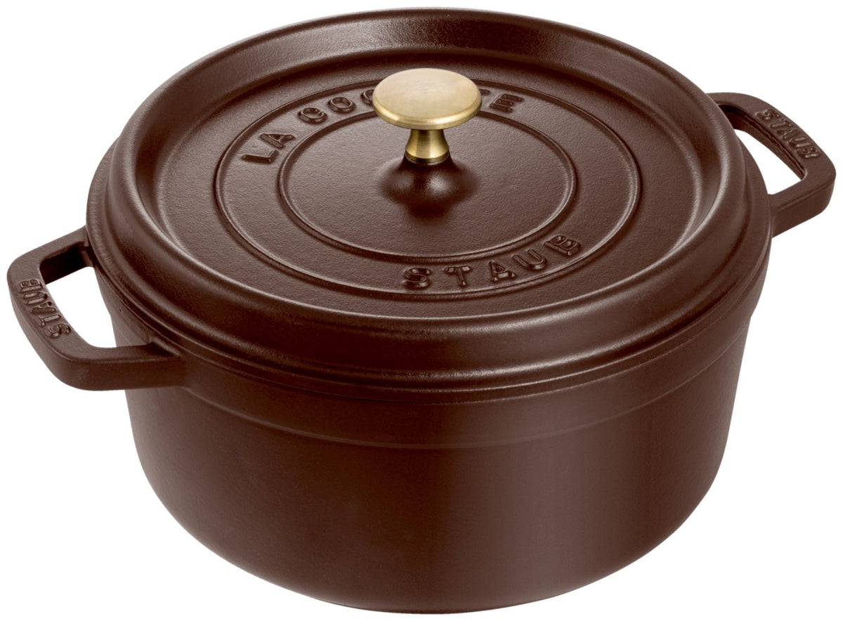 Runde Cocotte aus braunem Gusseisen mit Deckel, Farbton Chocolat, Fassungsvermögen 2.6 Liter, Hersteller Staub.