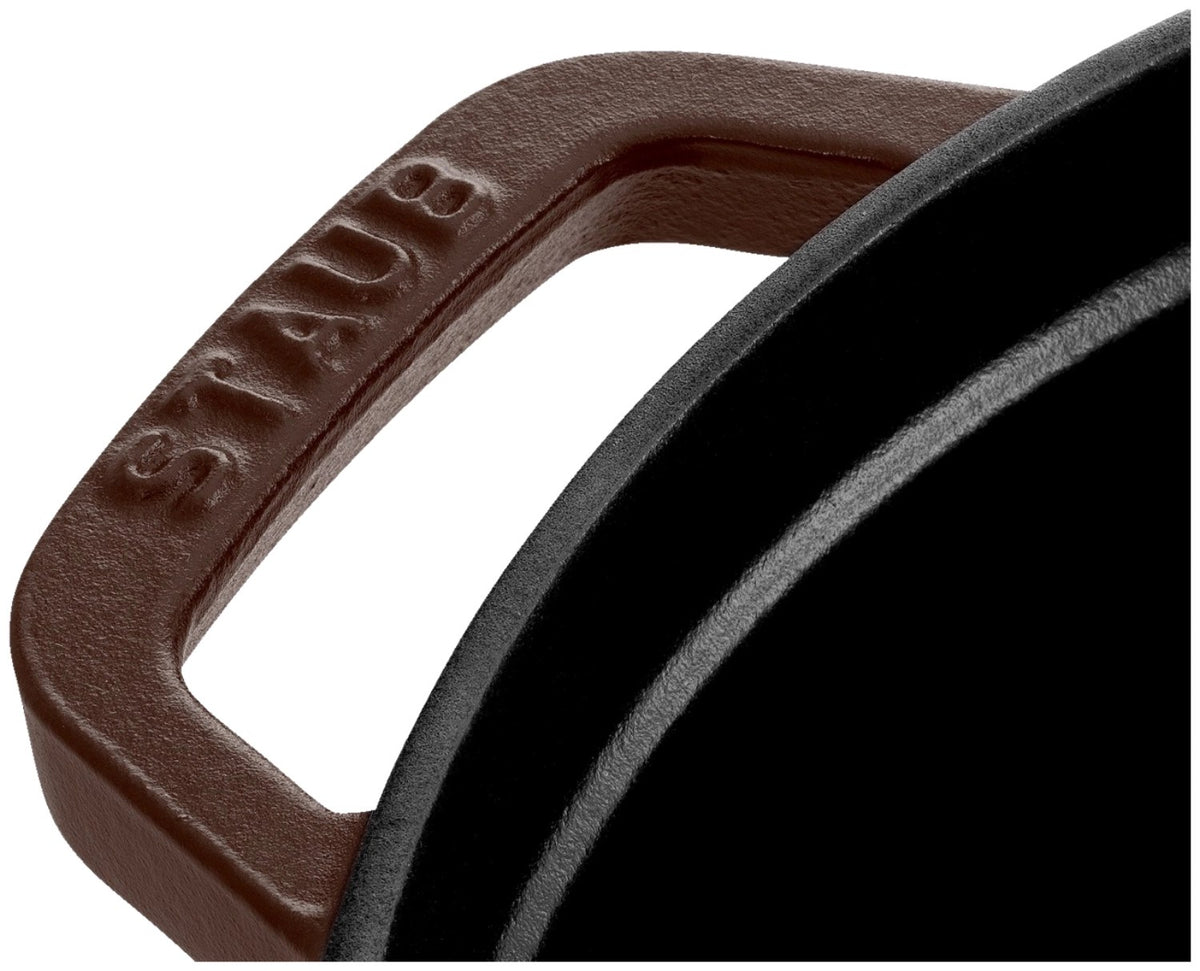 Runde Cocotte aus braunem Gusseisen mit Deckel, Farbton Chocolat, Fassungsvermögen 2.6 Liter, Hersteller Staub.