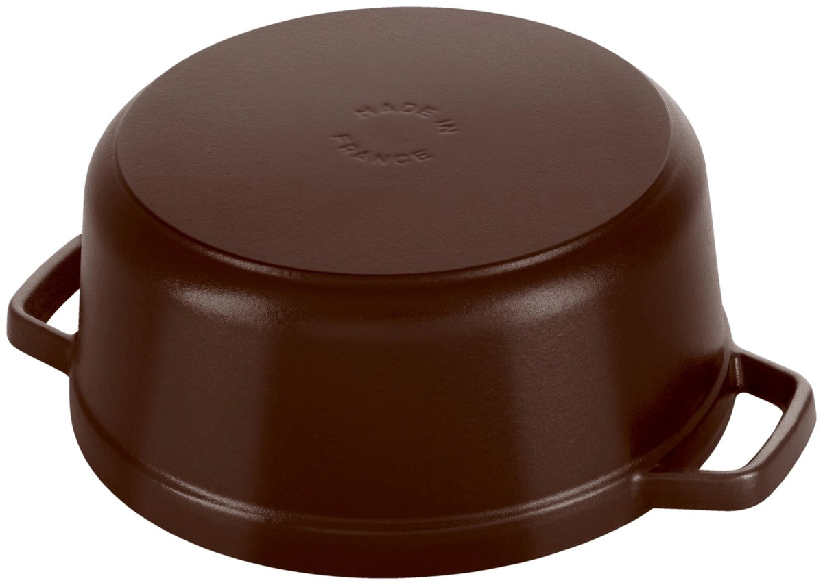 Runde Cocotte aus braunem Gusseisen mit Deckel, Farbton Chocolat, Fassungsvermögen 2.6 Liter, Hersteller Staub.