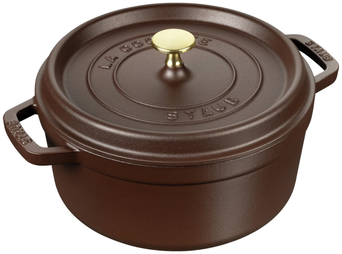 Runde Staub Cocotte aus Gusseisen in der Farbe Chocolat, 24 cm Durchmesser, mit Deckel, emaillierte matte Oberfläche, freigestellt fotografiert.