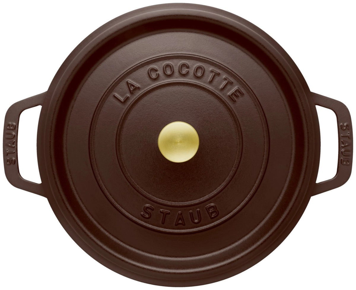 Runde Cocotte aus Gusseisen in der Farbe Chocolat (Braun), Staub, mit Deckel, Durchmesser 28 cm, Ansicht von schräg oben.