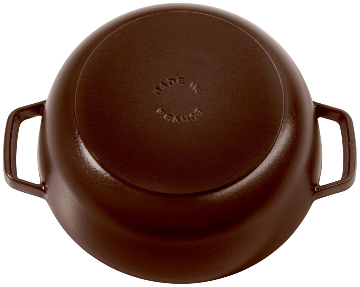Braune STAUB Cocotte aus Gusseisen, rund, 20 cm, mit Deckel und Tropfenstruktur im Farbton Chocolat, French Oven Design, in Frankreich gefertigt.