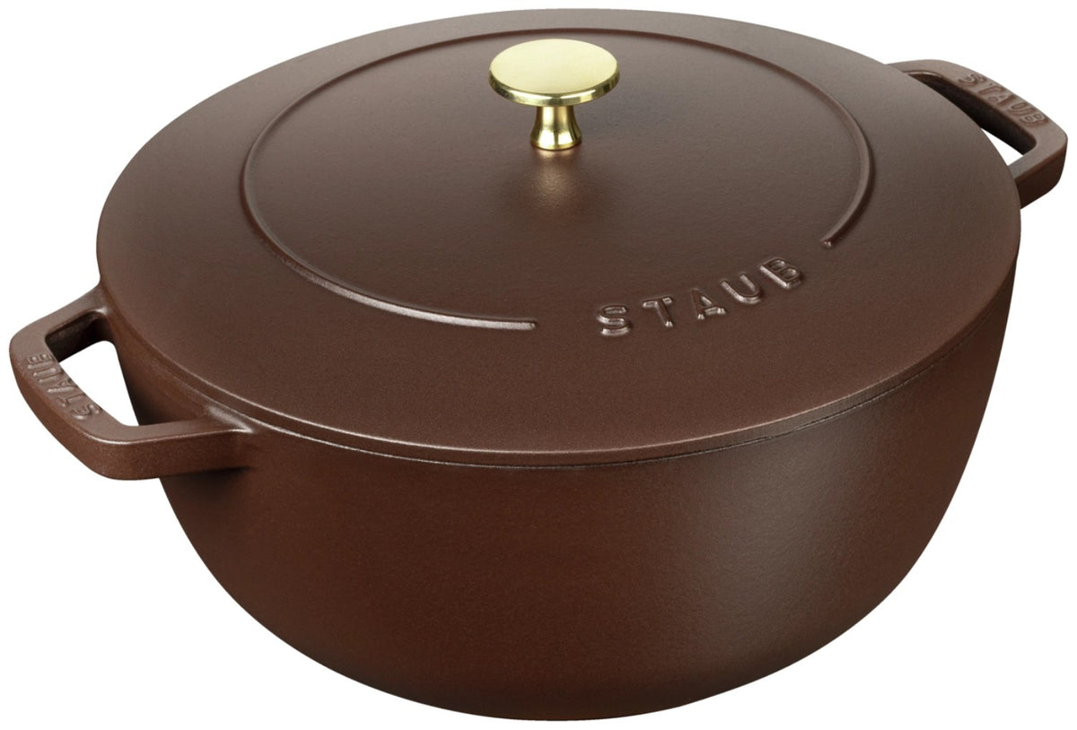 Braune gusseiserne Cocotte mit Deckel in ovaler bzw. runder Form, glänzend emaillierte Oberfläche, seitliche Grifflaschen am Topfkörper.