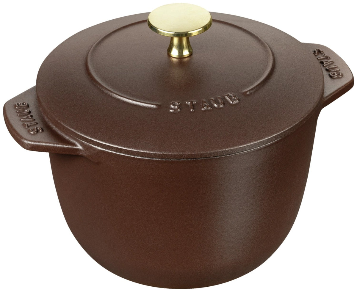 Braune Cocotte aus Gusseisen mit Deckel, rund, 16 cm Durchmesser, matte Chocolat-Farbe, Staub Kochgeschirr auf hellem Hintergrund.