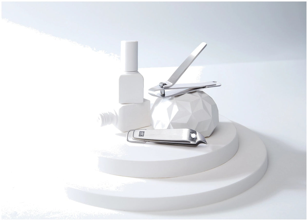 Silberner Nagelknipser abgewinkelt von Zwilling Beauty mit abgewinkelter Schneide und Hebelmechanik für Finger- und Fussnägel.