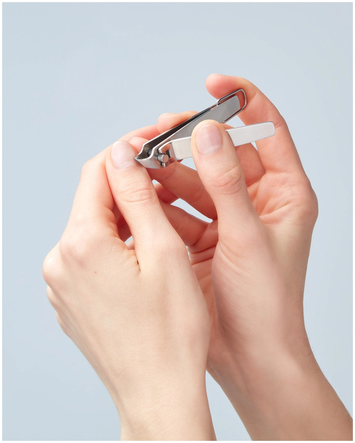 Silberner Nagelknipser abgewinkelt von Zwilling Beauty mit abgewinkelter Schneide und Hebelmechanik für Finger- und Fussnägel.