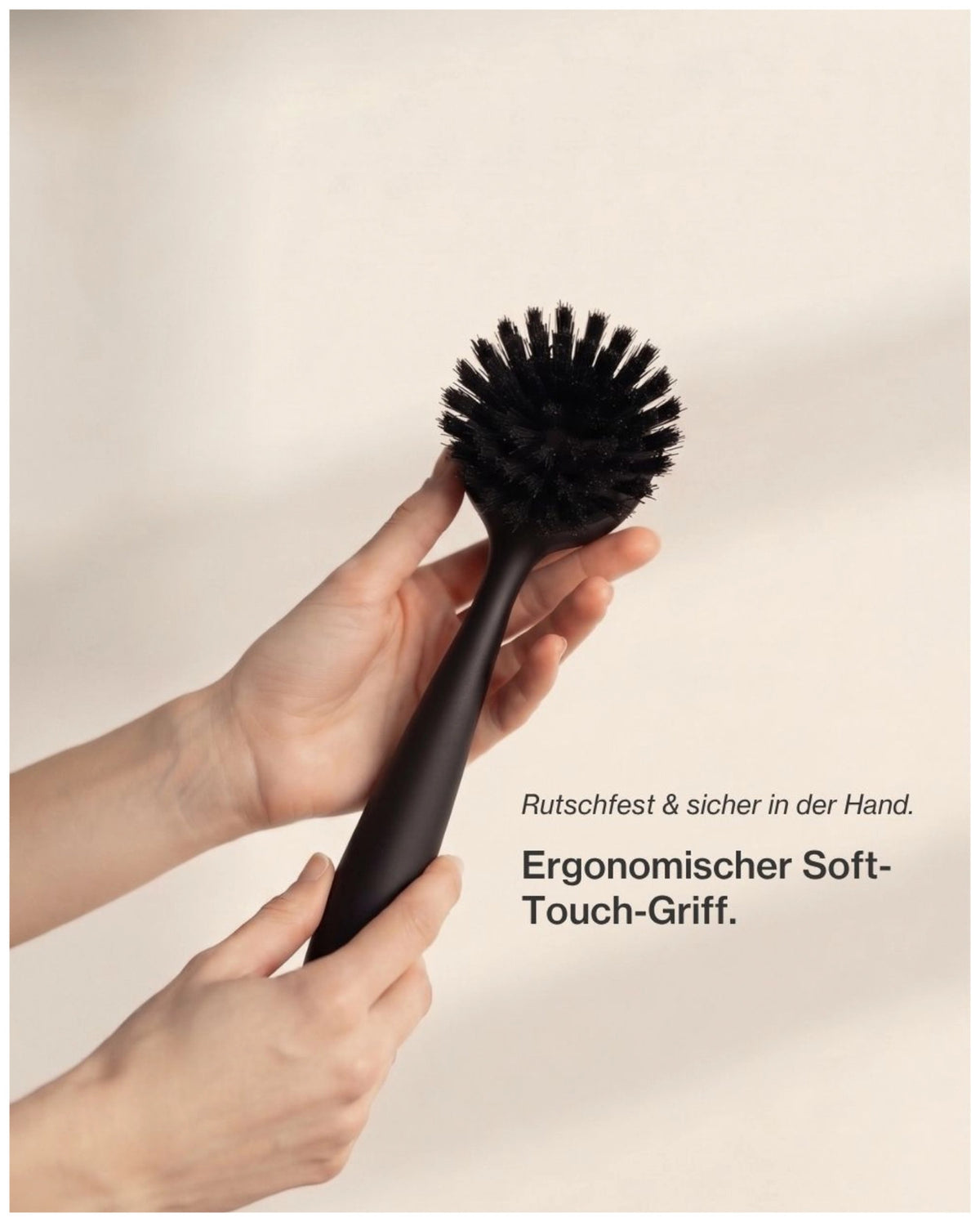 Schwarze Spülbürste aus Kunststoff von Nordesign mit schlankem Griff, wechselbarem Bürstenkopf und integriertem Magnet an der Unterseite.