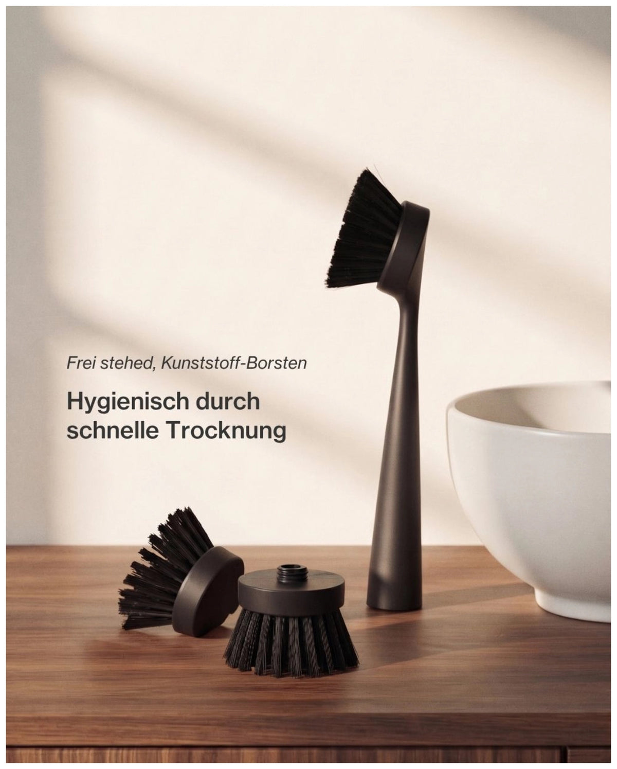 Zwei weisse Wechselbürstenköpfe aus Kunststoff von Nordesign mit dichten Borsten, passend für das magnetische Wechselsystem der Spülbürste.