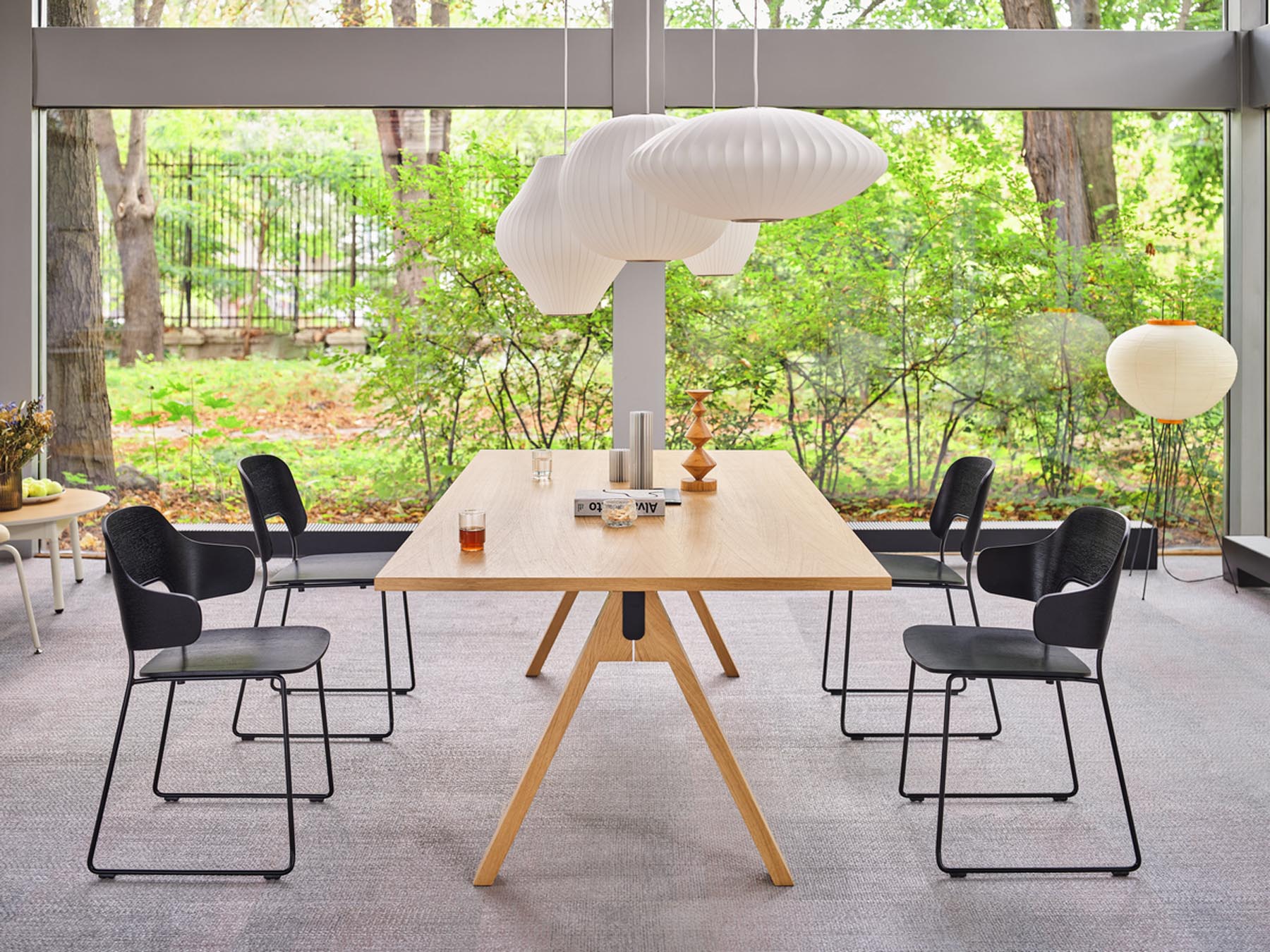 Moderner Afi AF04 Stuhl von Mdd mit stilvollem Design, grauer Polsterung und robusten Holzbeinen, ideal für zeitgemäße Wohnräume.