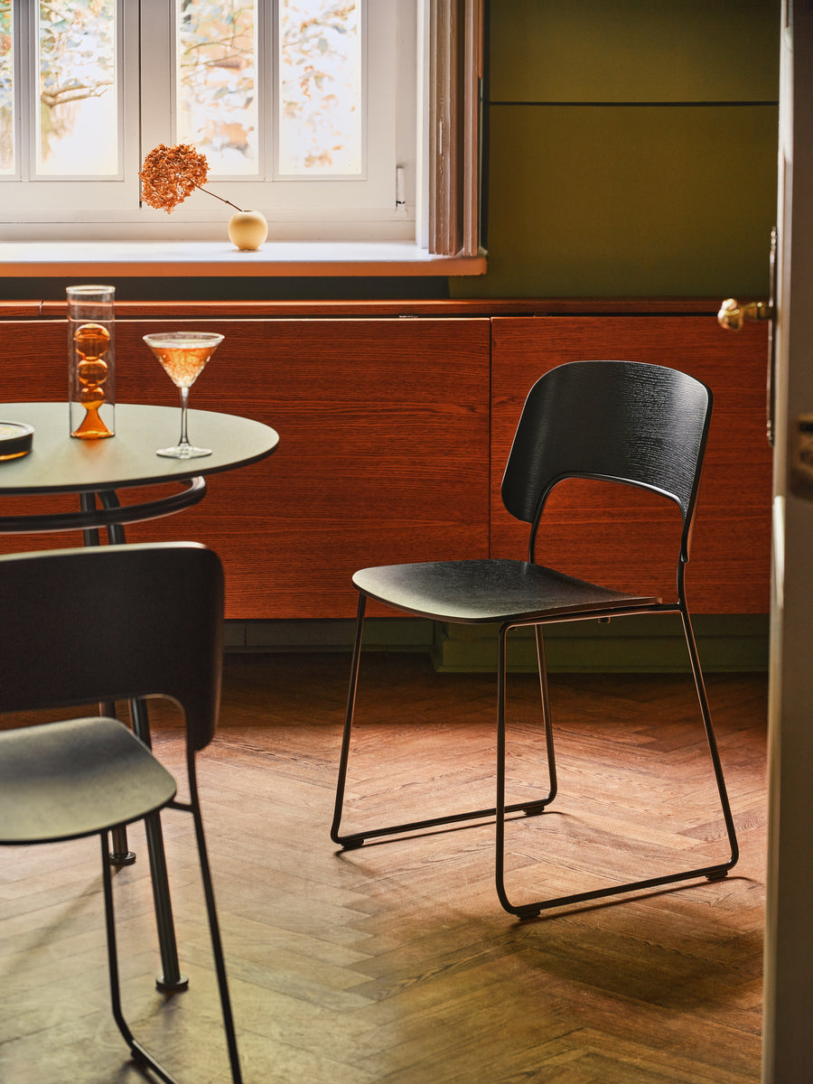 Eleganter Afi AF04 Stuhl von Mdd, ausgestattet mit einem grauen Stoffbezug und stabilen Holzbeinen, perfekt für moderne Inneneinrichtungen.