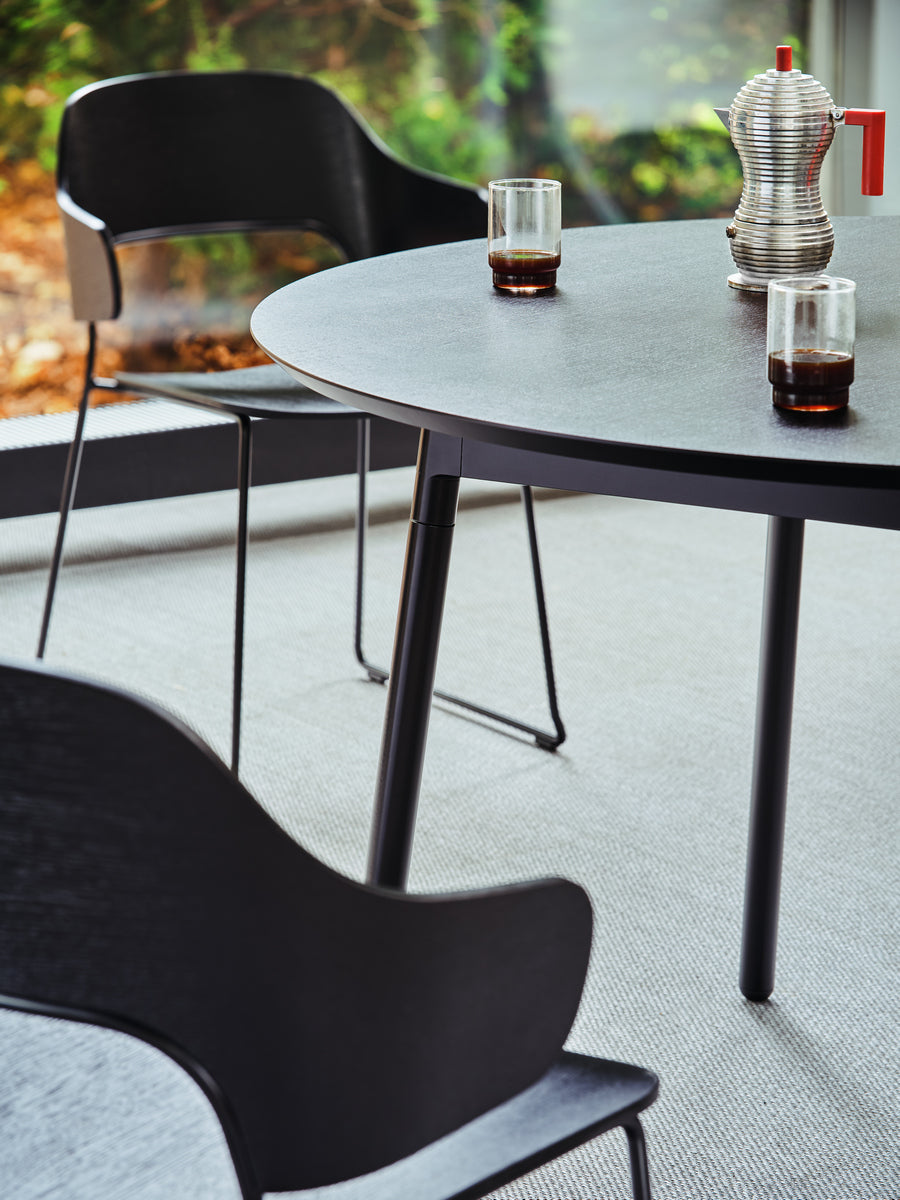 Moderner Afi AF04 Stuhl von Mdd, stilvoll mit grauem Textilbezug und robusten Holzbeinen, ideal für zeitgemäße Wohnräume.