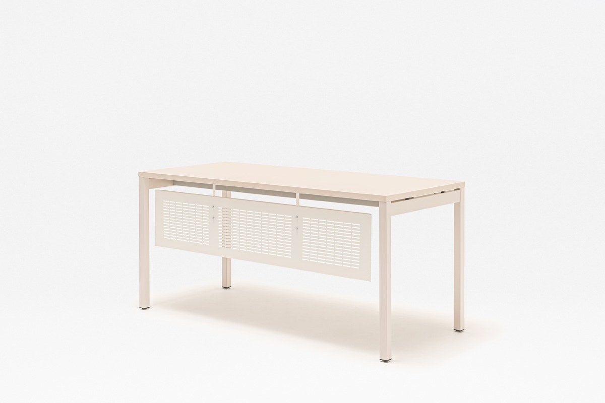 Knieblende aus Melamin in Honigeiche mit schwarzen Befestigungselementen, montiert unter einer Schreibtischplatte, rechteckige Form.