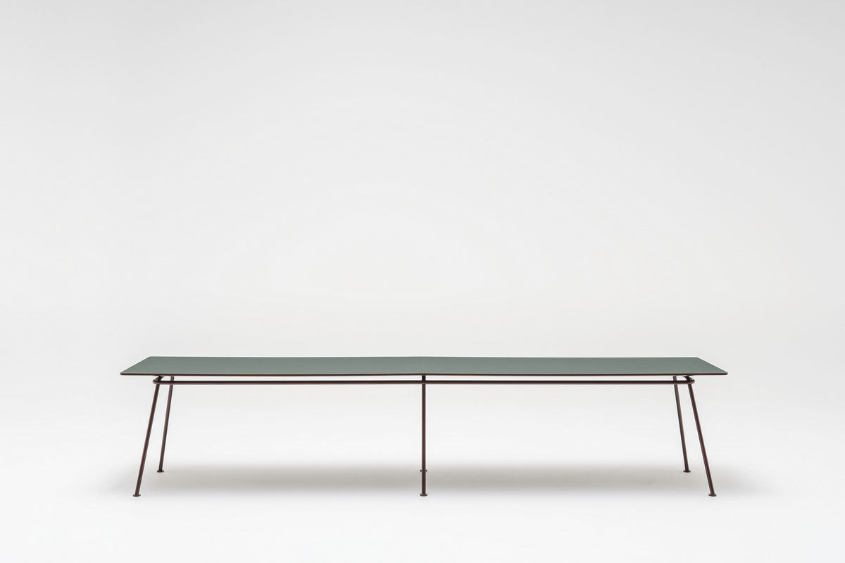 Länglicher Konferenztisch New School von Mdd mit doppelter MDF-Tischplatte in Linoleum Dunkelgrün und Metallgestell mit runden Rohrbeinen.