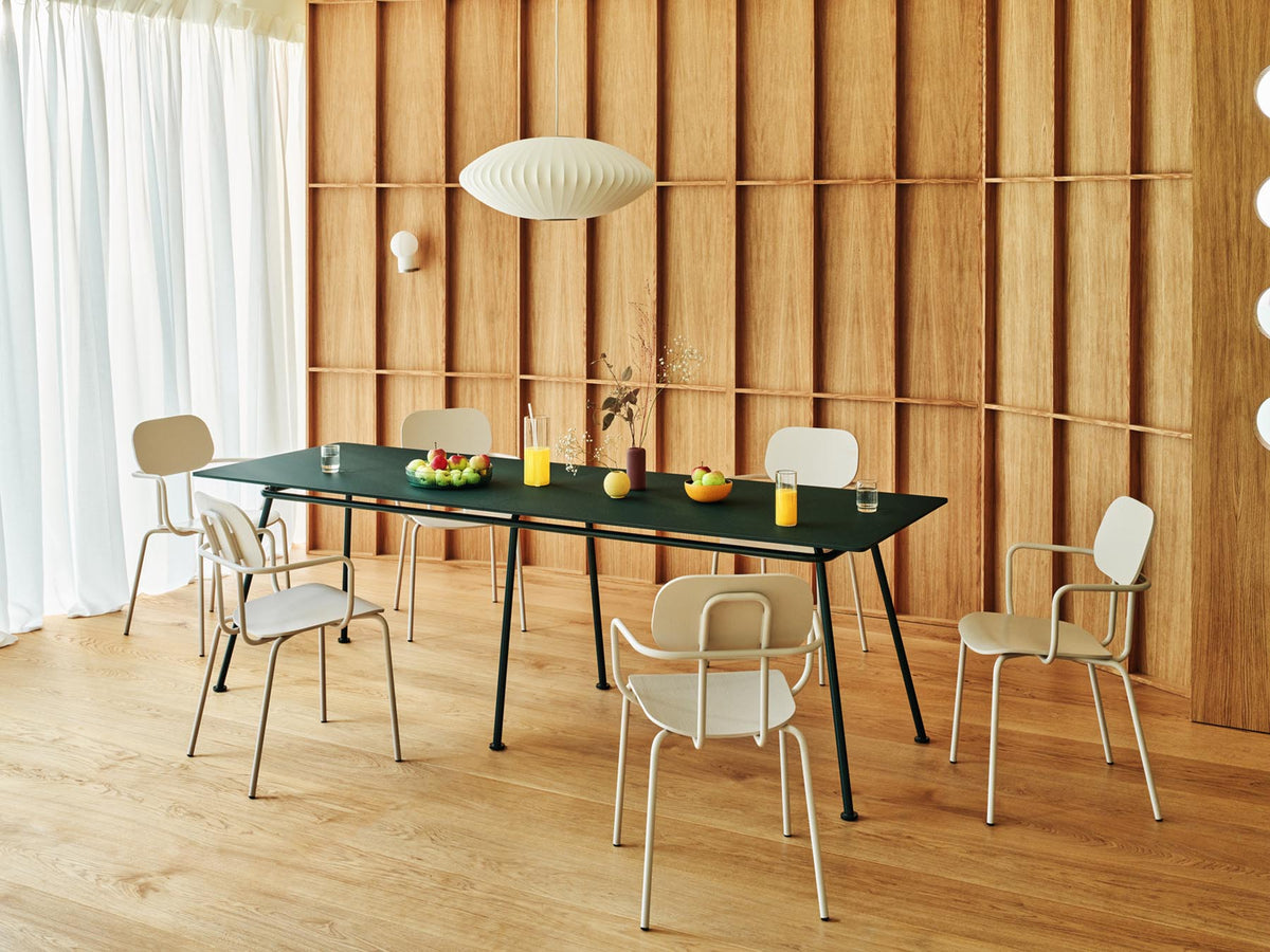 Eleganter New School N1N01 Stuhl aus hochwertigem Sperrholz, mit einem stabilen 4-Bein-Gestell, perfekt für moderne Wohn- und Arbeitsräume.