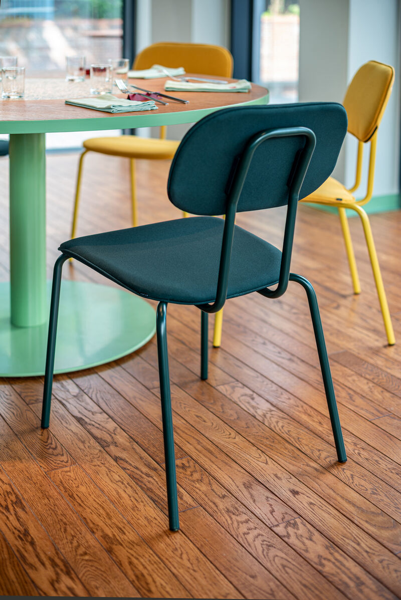 Eleganter gepolsterter Stuhl New School N1N01F von Mdd, perfekt für kreative Arbeitsumgebungen und gemütliche Essbereiche.