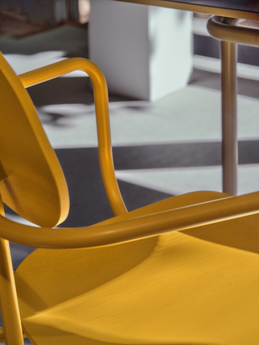 Barhocker New School aus blauem Sperrholz mit pulverbeschichtetem Metallgestell, Freischwinger-Form und integrierter Fussstütze.