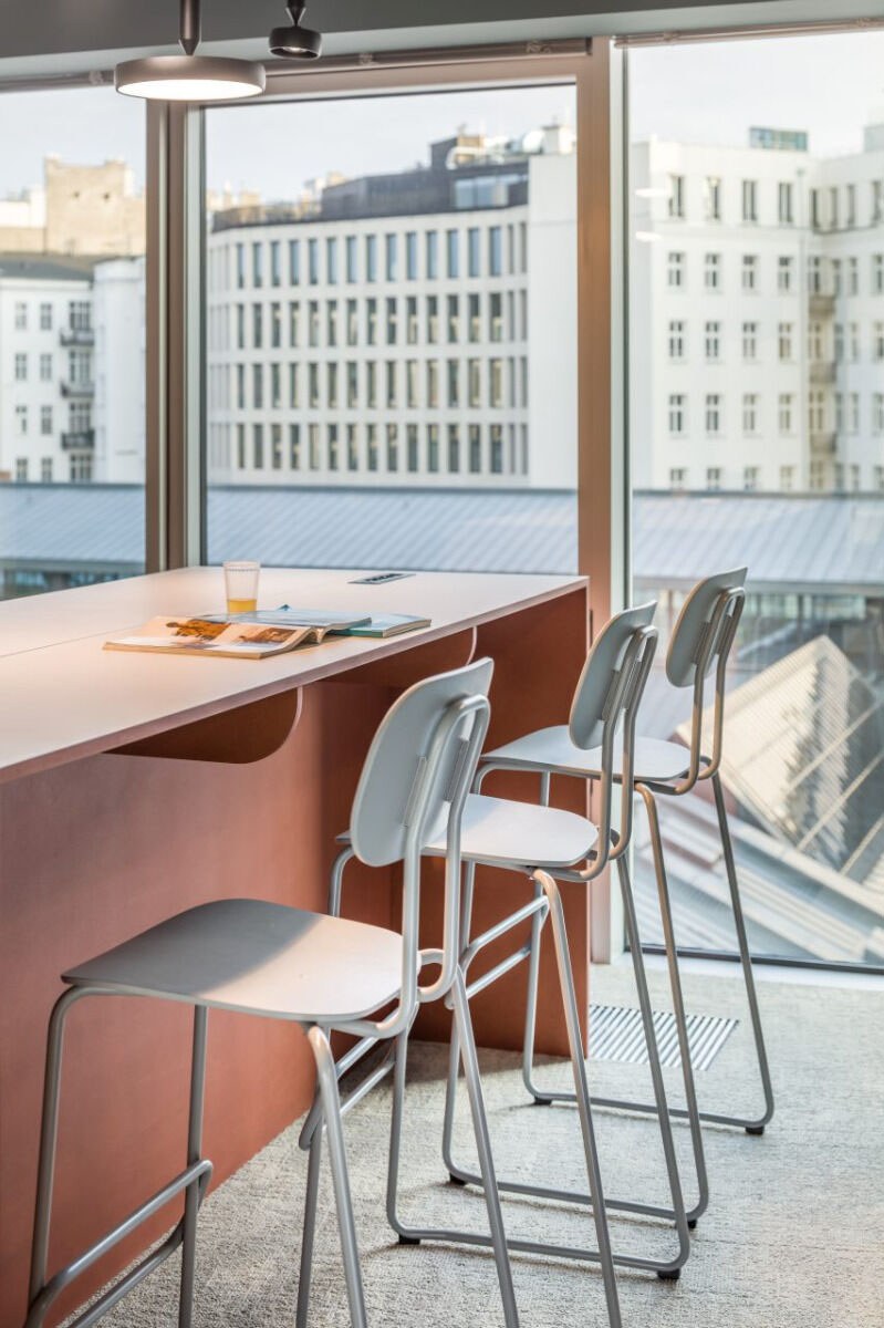 Barhocker New School aus blauem Sperrholz mit pulverbeschichtetem Metallgestell, Freischwinger-Form und integrierter Fussstütze.
