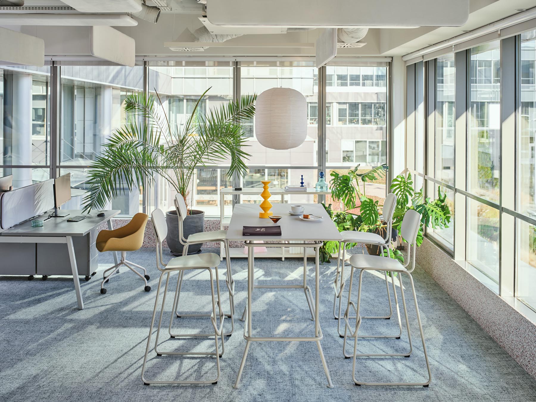 Eleganter Hochtisch New School NS816H von Mdd, kombiniert einen hellen Holzrahmen mit einer minimalistischen weißen Tischplatte für modernes Ambiente.