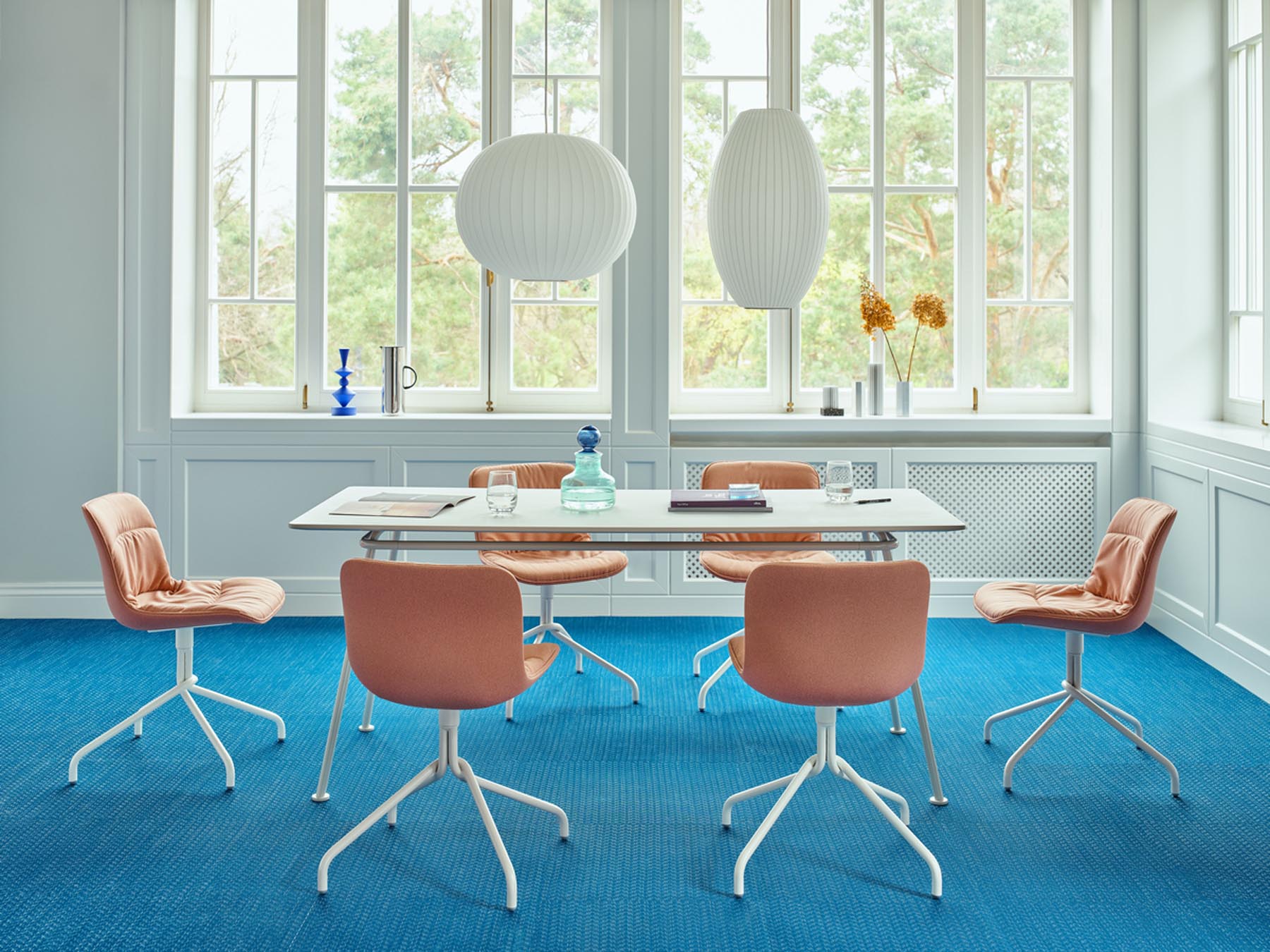 Eleganter Esstisch New School NS816 von Mdd, mit ansprechender Holzoberfläche und feinem Gestell, perfekt für moderne Esszimmer.