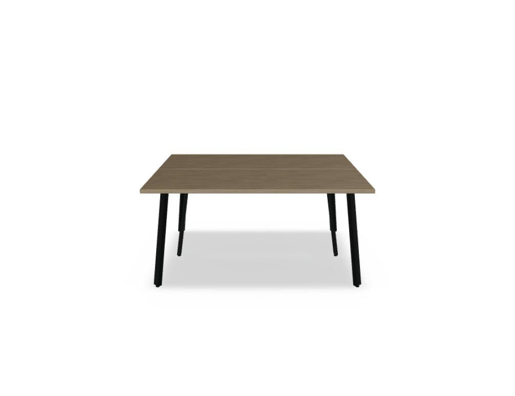 Doppelschreibtisch Ogi A Bench mit Melaminplatte in Honigeiche, schwarzem pulverbeschichtetem Metallgestell und schrägen Beinen.