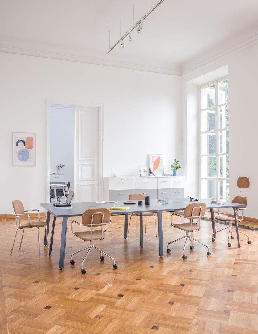 Ogi A Bench BAG0216: Stilvoller Doppelschreibtisch mit minimalistischer Ästhetik, ideal für kreative Arbeitsumgebungen und effizientes Arbeiten.