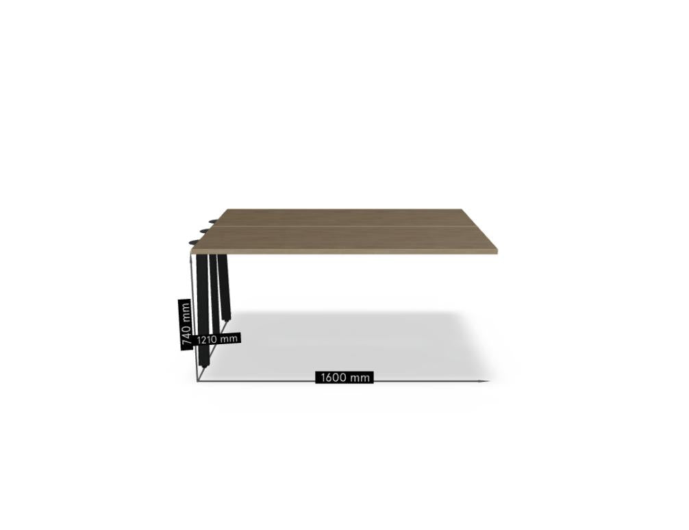 Doppelschreibtisch Ogi A Bench mit Melaminplatte in Honigeiche, schwarzem pulverbeschichtetem Metallgestell und schrägen Beinen.